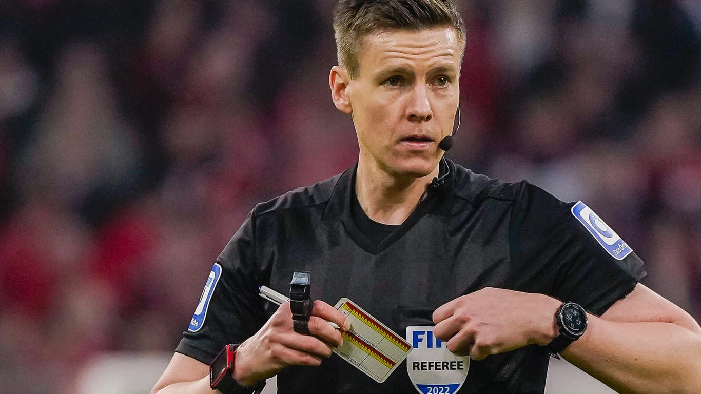 Daniel Siebert: Der Bundesliga-Schiedsrichter traf im Topspiel zwischen Bayern München und Borussia Dortmund eine falsche Entscheidung.