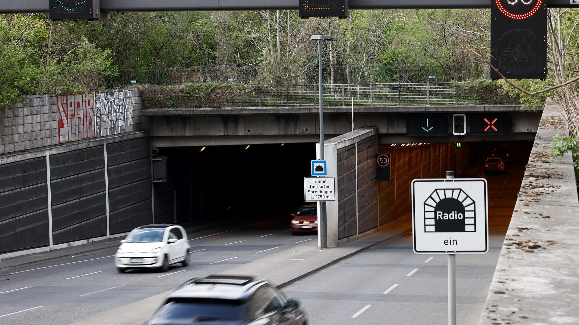 Autos fahren an der Zufahrt Potsdamer Platz in den Tiergartentunnel: Bis Freitagabend gibt es hier für Autofahrer kein Durchkommen. Autos fahren an der Zufahrt Potsdamer Platz in den Tiergartentunnel: Bis Freitagabend gibt es hier für Autofahrer kein Durchkommen.