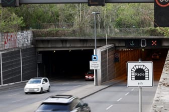 Autos fahren an der Zufahrt Potsdamer Platz in den Tiergartentunnel: Bis Freitagabend gibt es hier für Autofahrer kein Durchkommen.
