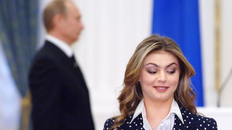 Alina Kabajewa: Hier wird sie im Jahr 2005 mit dem Verdienstorden für das Vaterland 2. Grades ausgezeichnet, im Hintergrund steht Wladimir Putin.