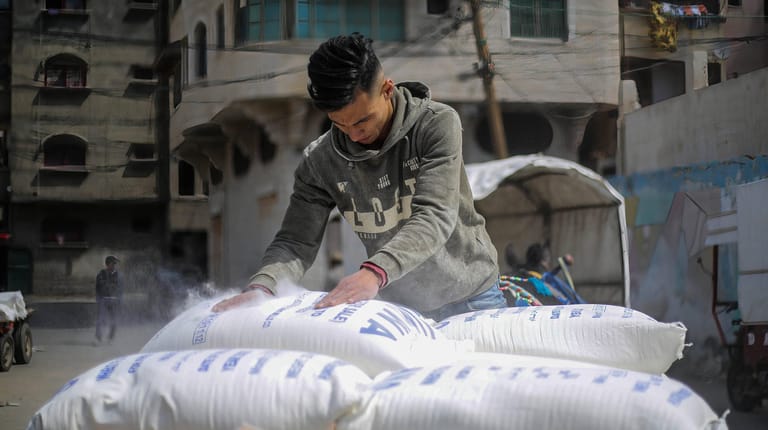Mehlsäcke auf einen Markt in Gaza: Viele Länder im mittleren Osten und Afrika sind stark auf die Importe aus der Ukraine angewiesen – hier drohen Engpässe in der Lebensmittelversorgung.