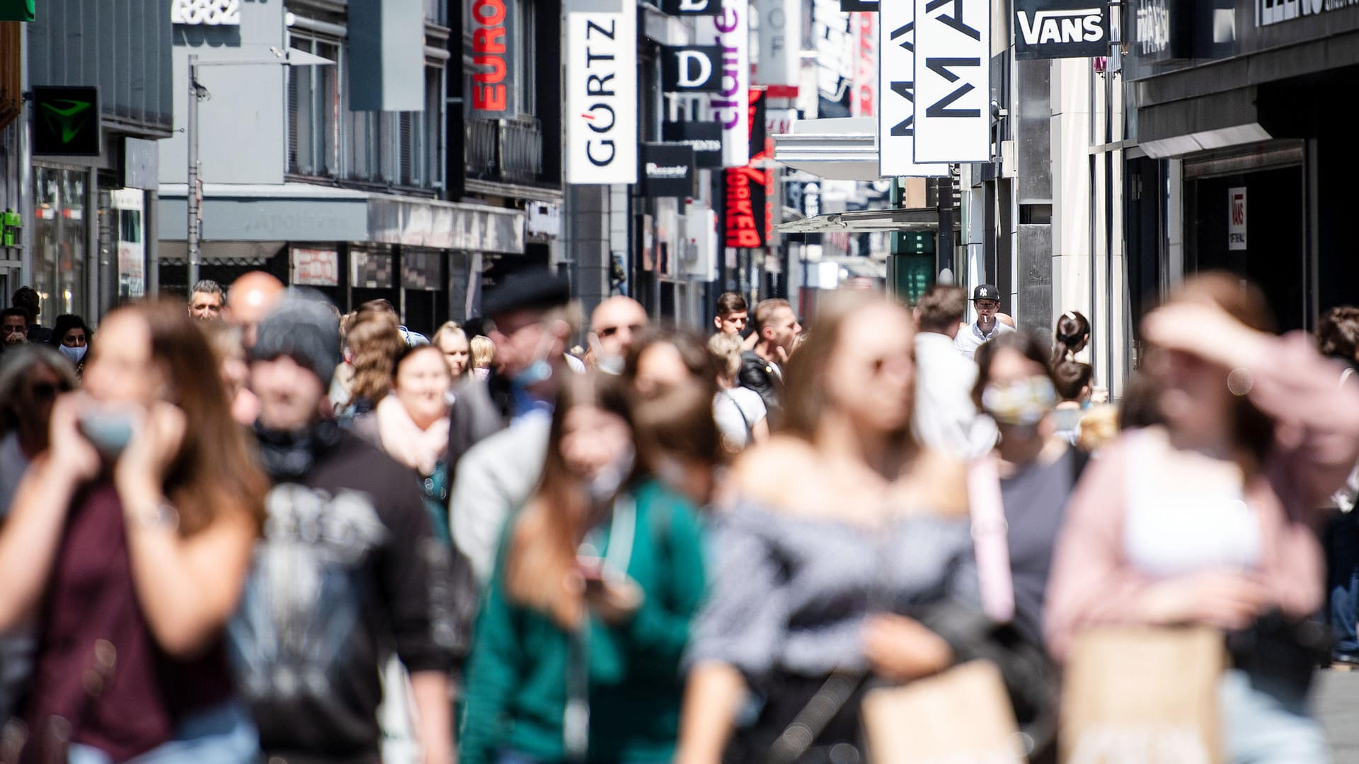Eine volle Fußgängerzone in Köln (Symbolbild): Das Ifo-Geschäftsklima bessert sich leicht. Eine volle Fußgängerzone in Köln (Symbolbild): Das Ifo-Geschäftsklima bessert sich leicht.