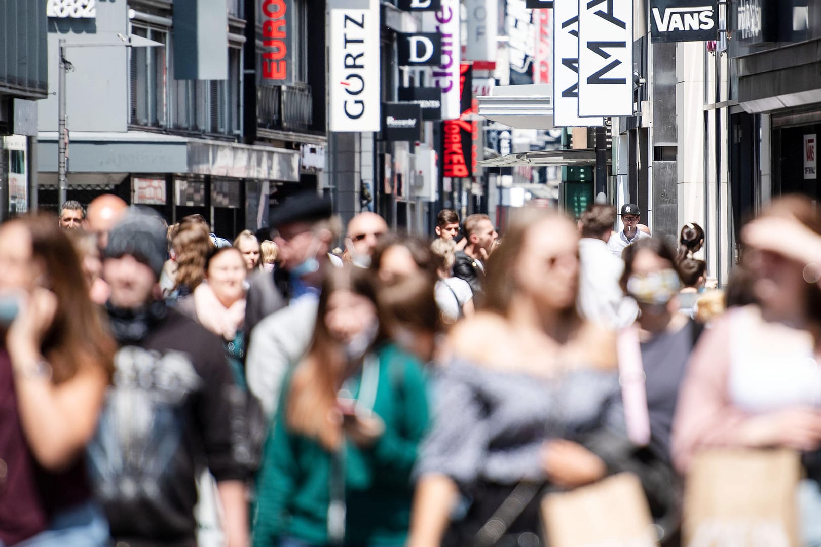 Eine volle Fußgängerzone in Köln (Symbolbild): Das Ifo-Geschäftsklima bessert sich leicht. Eine volle Fußgängerzone in Köln (Symbolbild): Das Ifo-Geschäftsklima bessert sich leicht.
