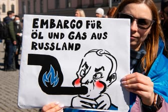 Anti-Kriegs-Demo in Berlin: Demonstranten fordern den Stopp für russische Gas- und Öllieferungen.