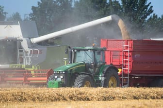 Ein Mähdrescher erntet Getreide (Symbolbild): Der Weizenpreis ist durch den Krieg in der Ukraine rasant angestiegen.