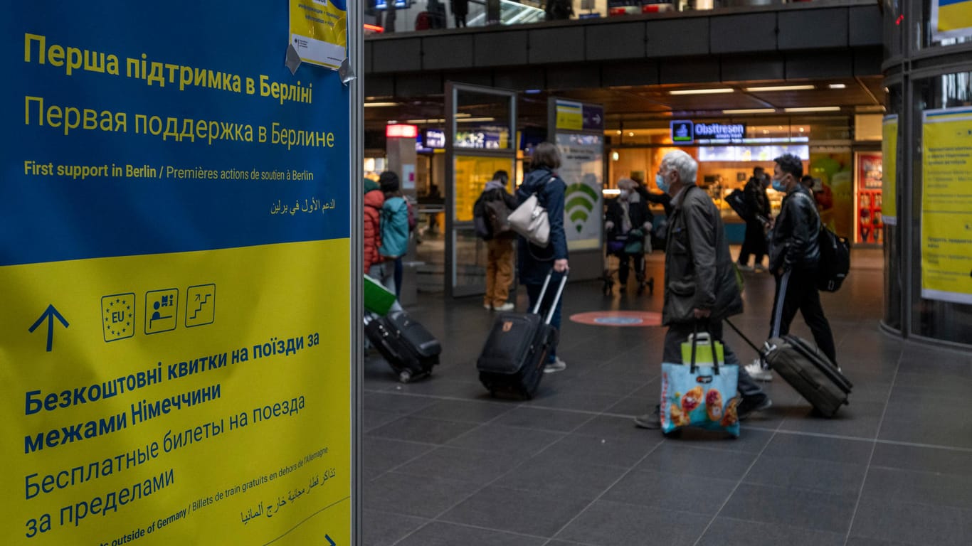 Geflüchtete aus der Ukraine kommen in Berlin an: In Deutschland wird über Unterbringung und Integration der menschen diskutiert.