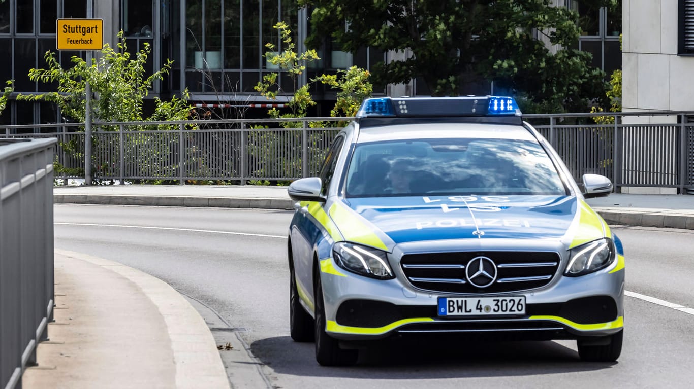 Ein Polizeifahrzeug fährt durch Stuttgart (Archiv): Zwei Männer wurden am Freitag vorläufig festgenommen. Ihnen wird sexuelle Belästitung vorgeworfen.