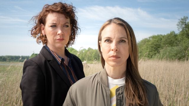 Lina Beckmann (Melly Böwe, l) und Anneke Kim Sarnau (Katrin König) ermitteln im "Polizeiruf 110: Seine Familie kann man sich nicht aussuchen".