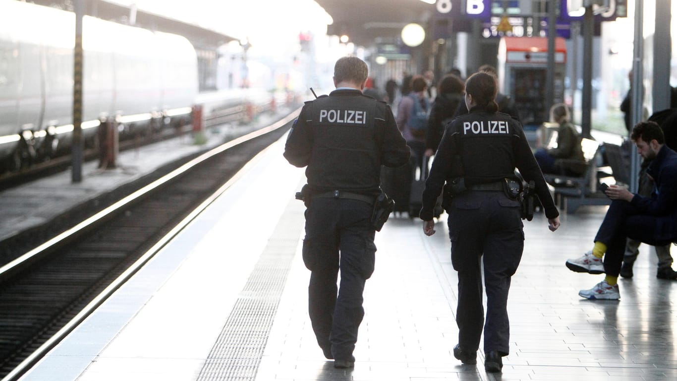 Polizeistreife der Bundespolizei auf einem Bahnsteig (Symbolbild): Die Beamten haben den Täter am Hauptbahnhof in Essen festgenommen.