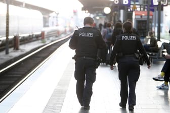 Polizeistreife der Bundespolizei auf einem Bahnsteig (Symbolbild): Die Beamten haben den Täter am Hauptbahnhof in Essen festgenommen.