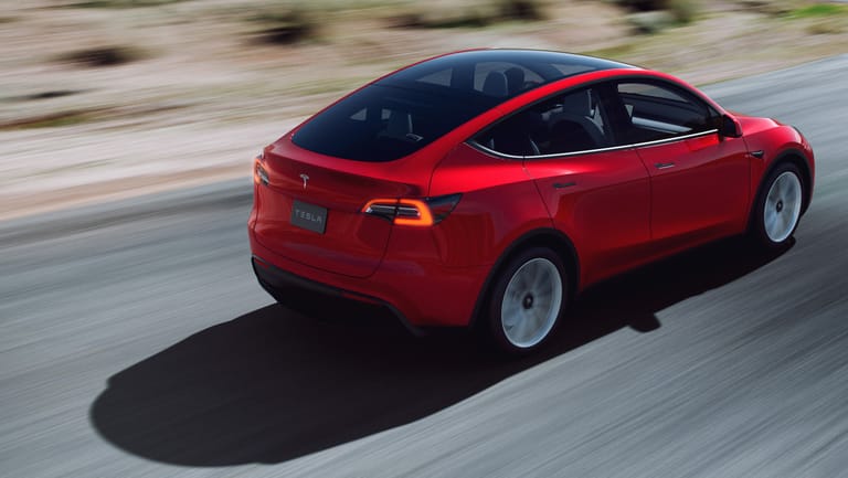 Tesla Model Y: Antrieb top, Raumangebot und Fahrverhalten überzeugen – Bedienung, Qualität und Komfort aber seien inakzeptabel.