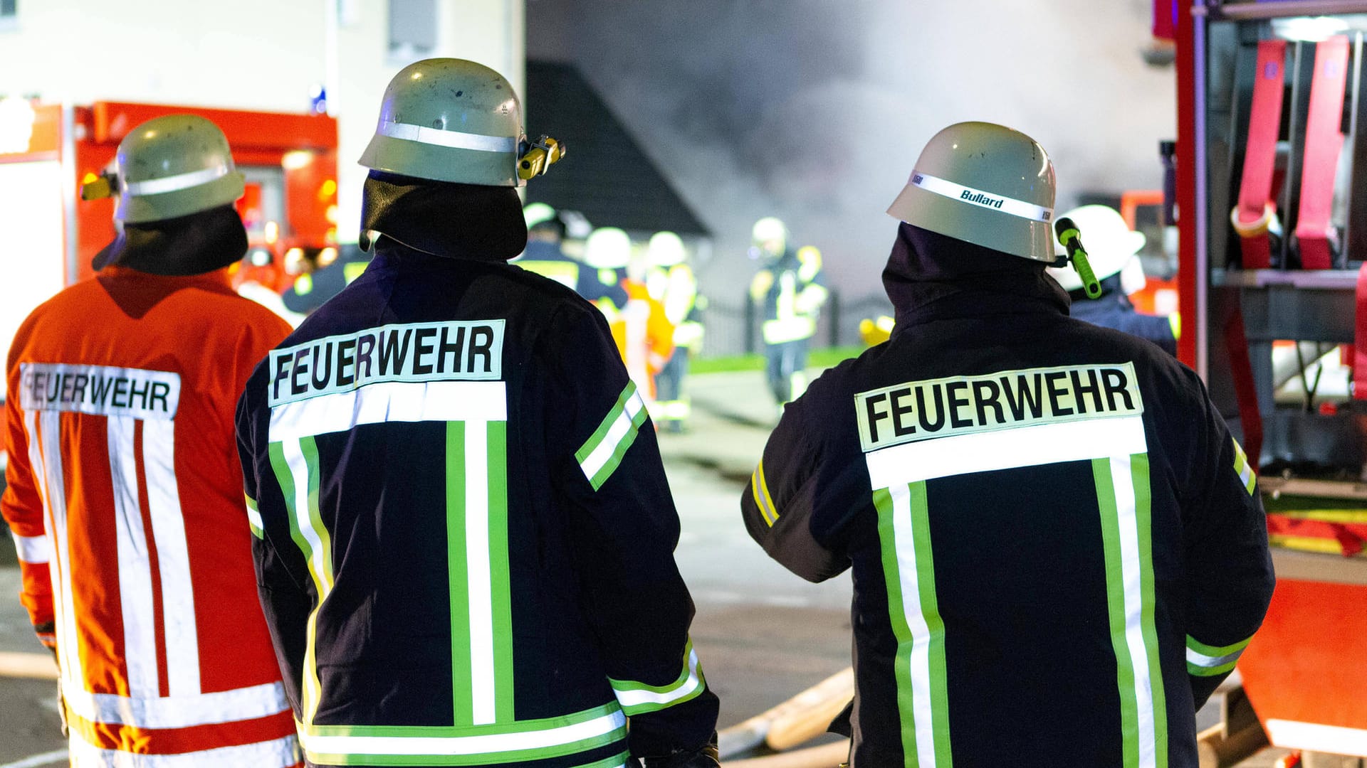 Drei Feuerwehrleute in Schutzausrüstung (Symbolbild): Die 81-jährige Seniorin konnte nicht mehr gerettet werden. Drei Feuerwehrleute in Schutzausrüstung (Symbolbild): Die 81-jährige Seniorin konnte nicht mehr gerettet werden.