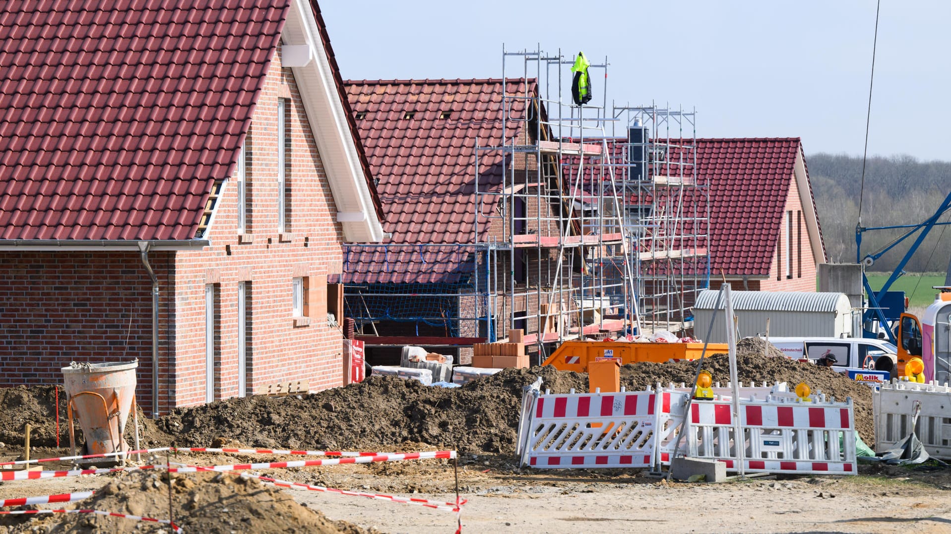 Einfamilienhäuser im Bau (Symbolbild): Geld, das Sie in eine Immobilie investieren, ist vor Entwertung geschützt. Doch die muss man sich erst einmal leisten können.