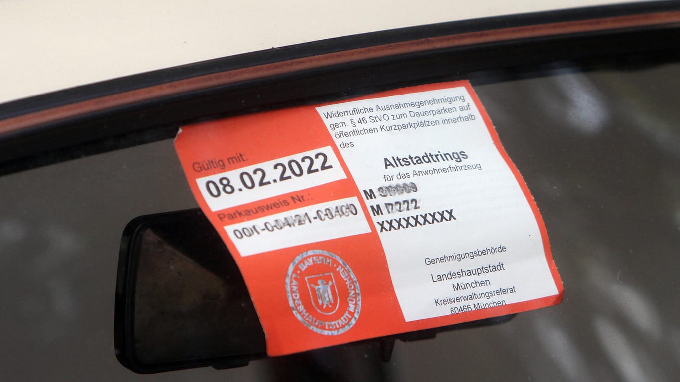 Anwohner Parkausweis in einem Auto (Symbolbild): In Bayern könnte das Anwohnerparken bald teurer werden.