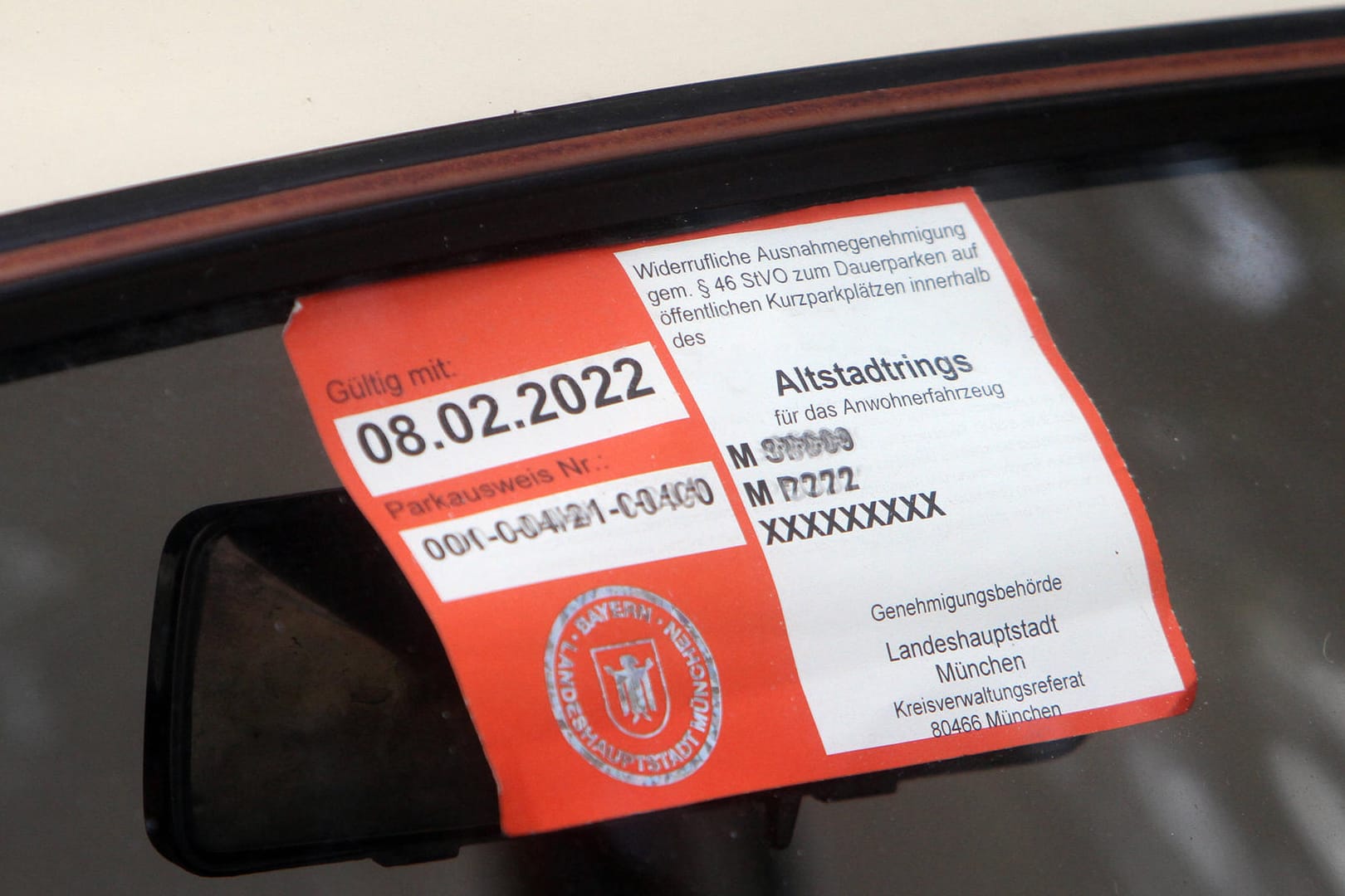 Anwohner Parkausweis in einem Auto (Symbolbild): In Bayern könnte das Anwohnerparken bald teurer werden.