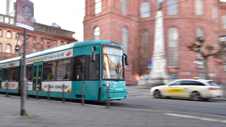 Straßenbahn in Frankfurt (Symbolbild): Ab dem 20. Mai soll das 9-Euro-Ticket erhältlich sein.