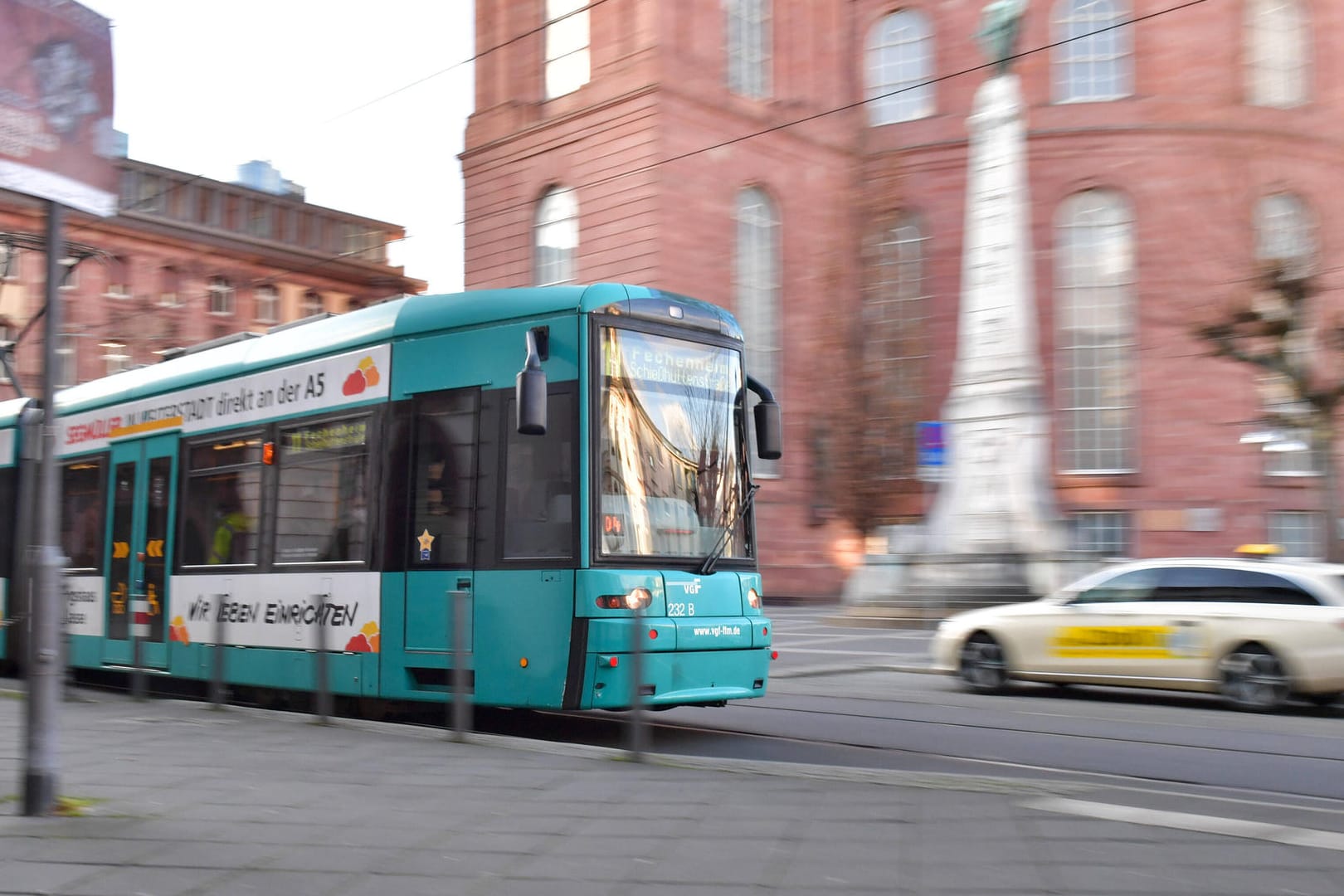 Straßenbahn in Frankfurt (Symbolbild): Ab dem 20. Mai soll das 9-Euro-Ticket erhältlich sein.