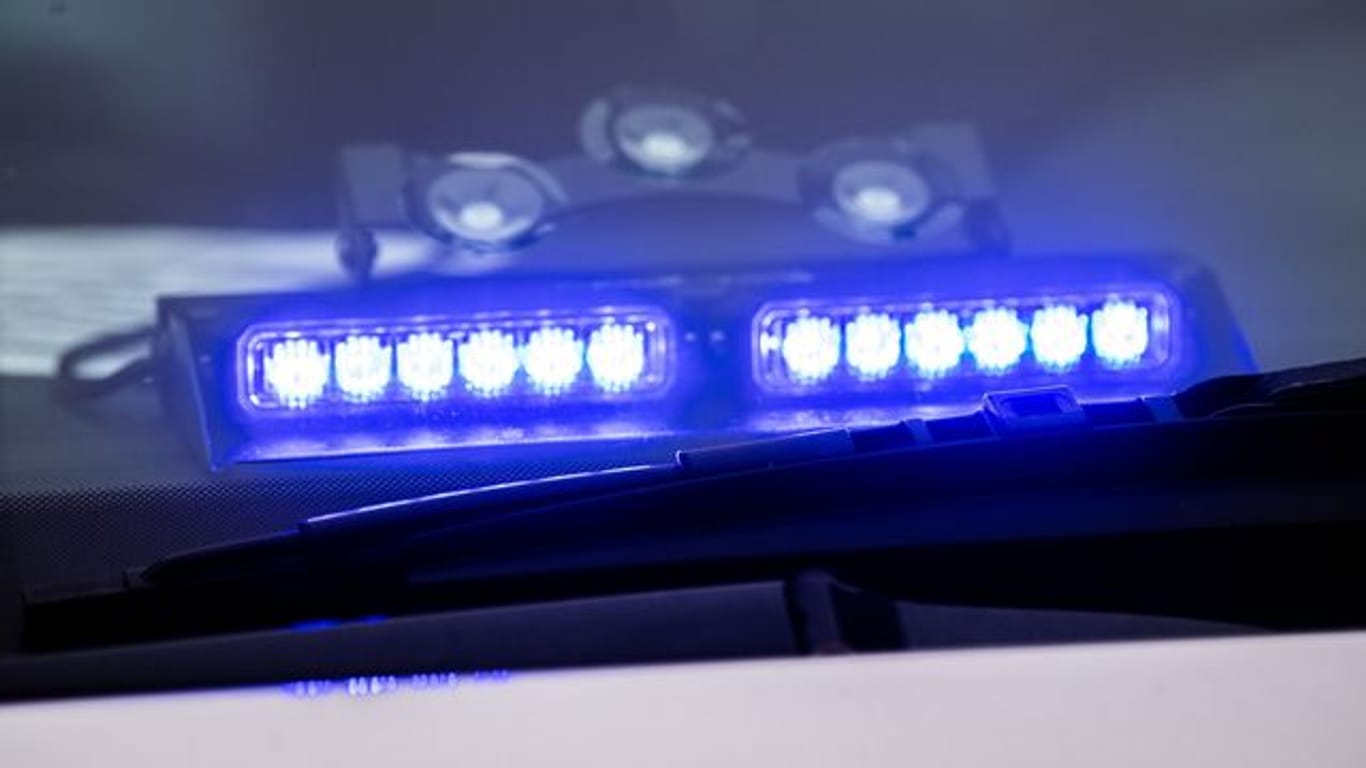Ein Blaulicht leuchtet an einem Einsatzfahrzeug der Polizei (Symbolbild): Zunächst war eine junge Frau verdächtigt worden.