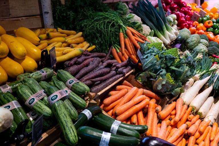 Obst und Gemüse im Supermarkt: Ohne Mehrwertsteuer könnten die Preise fallen.
