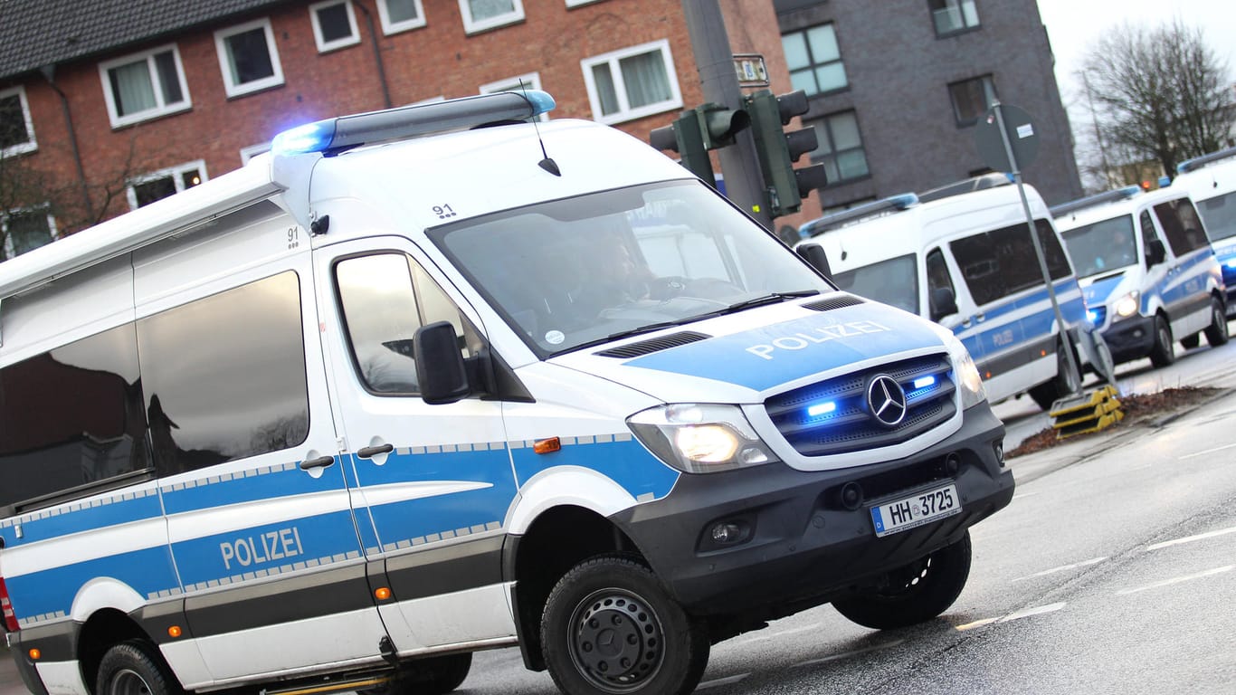 Ein Polizeiwagen biegt in Hamburg mit Blaulicht in eine Straße ab (Symbolbild): Erst als der Mann kurz von seiner Attacke abließ, konnte seine Mutter flüchten.