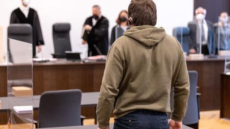 Der Angeklagte steht im Sitzungssaal des Strafjustizzentrums des Landgerichts Nürnberg-Fürth. Die Staatsanwaltschaft wirft dem 30-Jährigen versuchten Mord und gefährliche Körperverletzung vor.