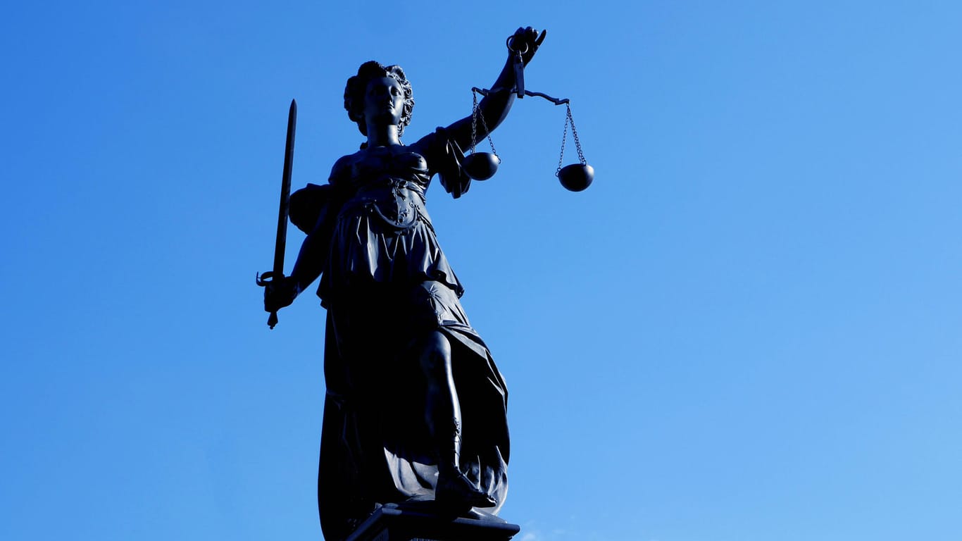 Statue der Justitia (Symbolbild): Die 75-Jährige steht wegen wiederholten Fahrens ohne Führerschein vor Gericht.