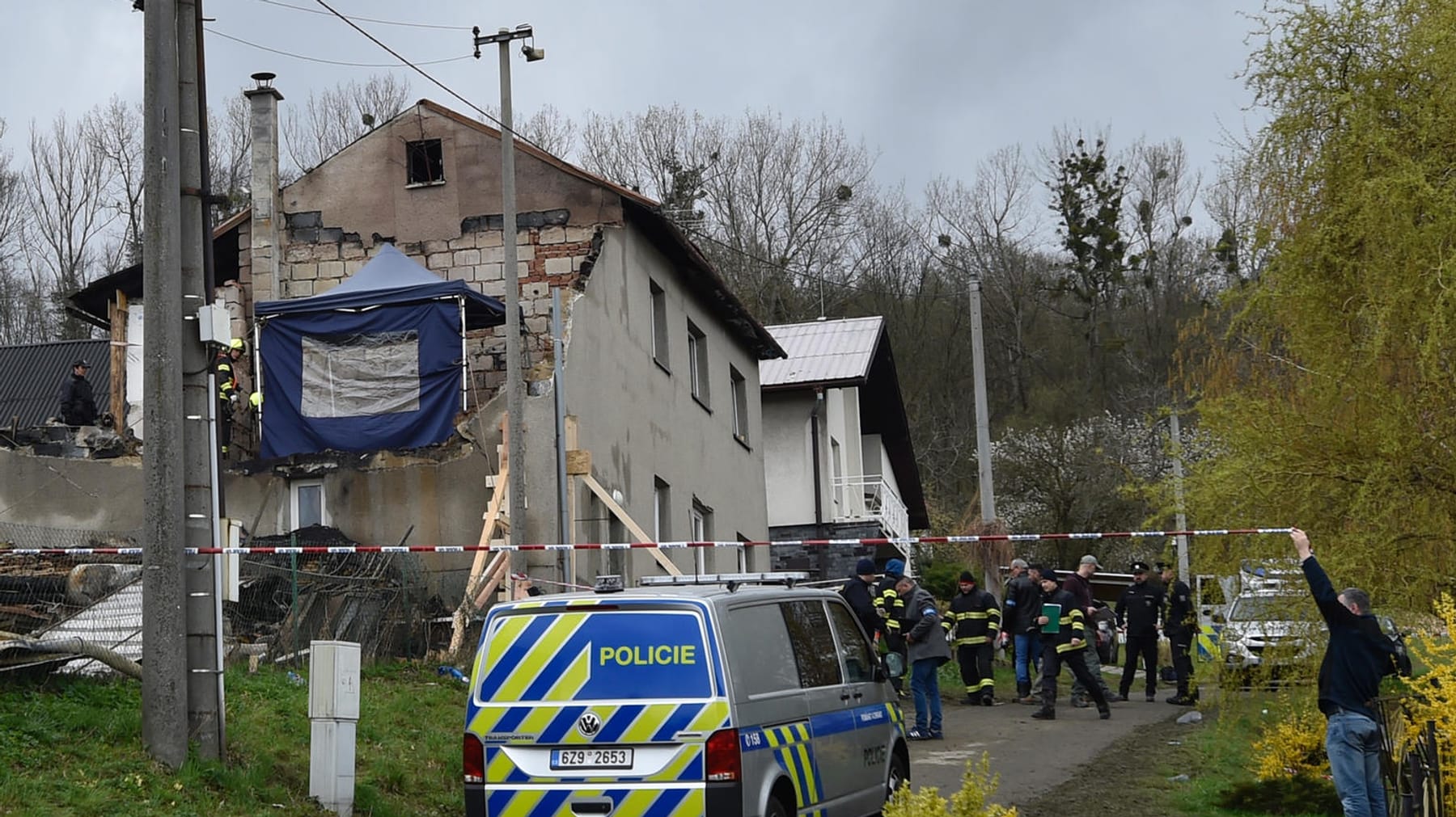 Při výbuchu v činžovním domě zemřeli čtyři lidé – muž podezřelý z vraždy