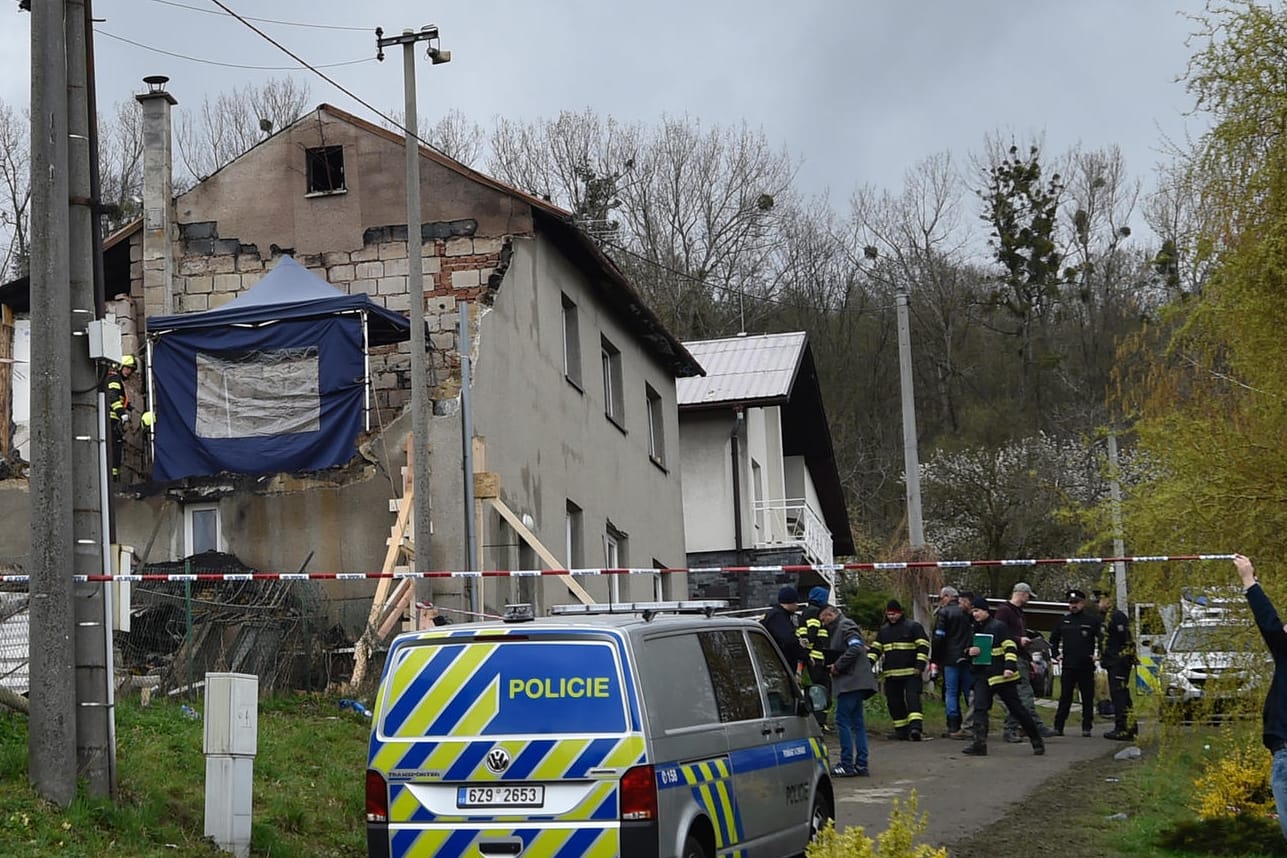 Das zerstörte Einfamilienhaus: Eine Frau und drei Kinder konnten nur noch tot aus den Trümmern geborgen werden.