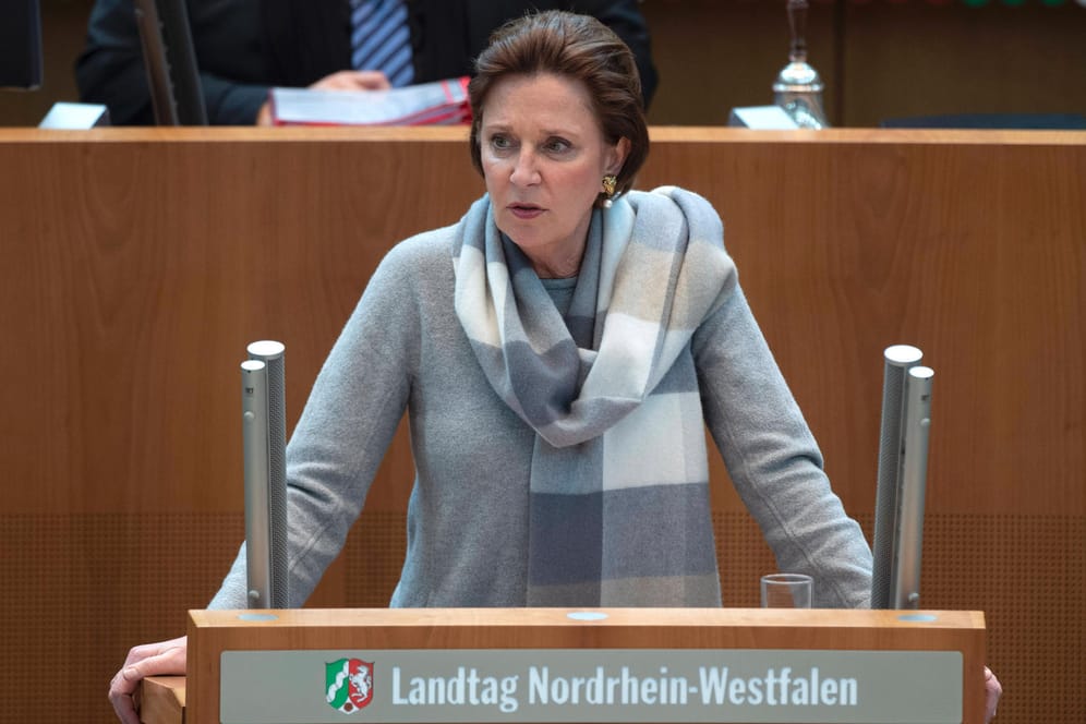 Nordrhein-Westfalens Schulministerin Yvonne Gebauer bei einer Rede im Landtag (Archivbild): Die FDP-Politikerin möchte den Schulen in der Corona-Politik keine Sonderrole zusprechen.
