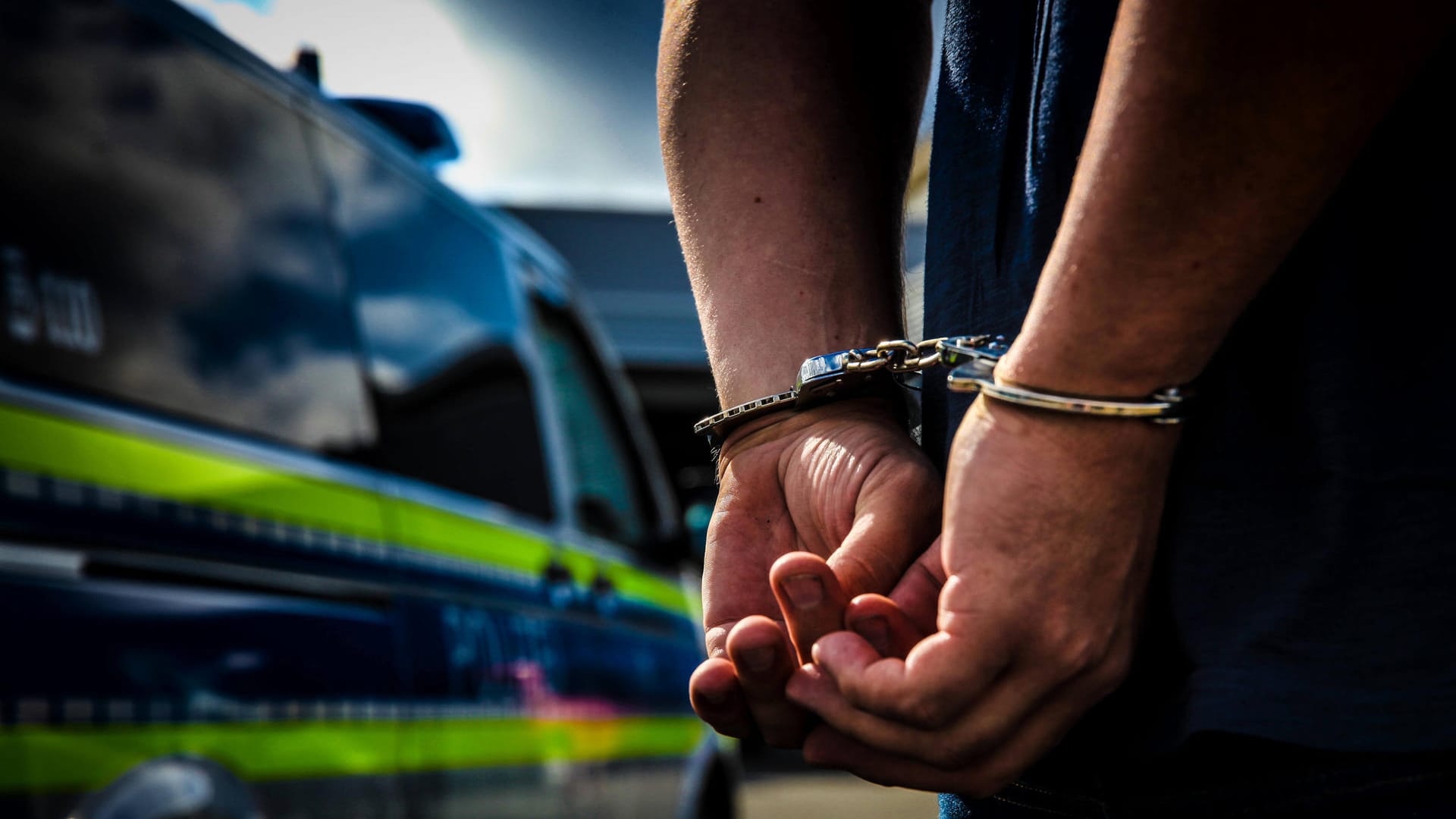 Eine Person trägt Handschellen (Symbolbild): Die Fahrzeuge konnten ihren Eigentümern ausgehändigt werden. Eine Person trägt Handschellen (Symbolbild): Die Fahrzeuge konnten ihren Eigentümern ausgehändigt werden.