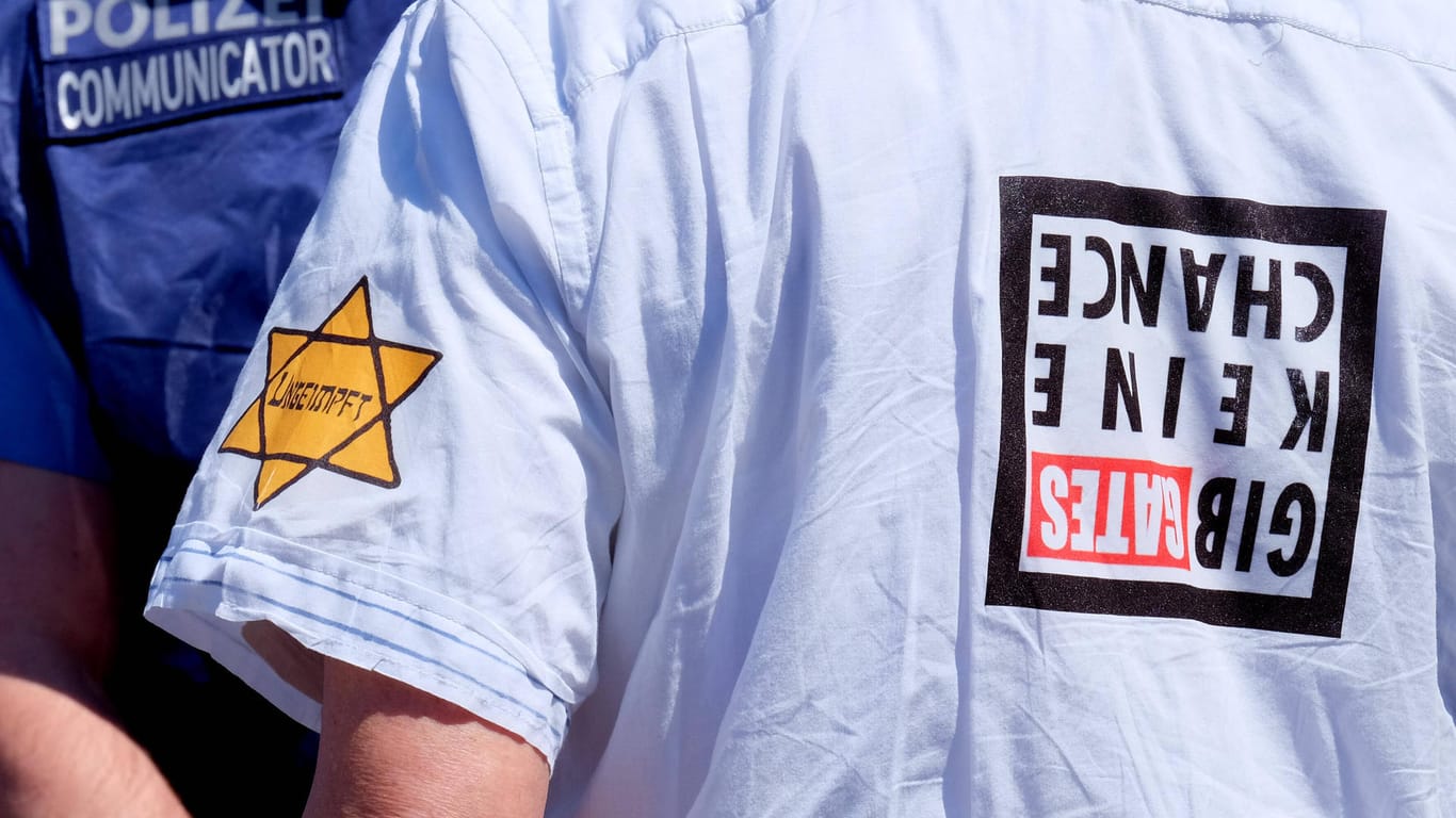 Ein Demonstrant trägt einen gelben Stern, auf dem "Ungeimpft" steht (Symbolbild): Viele Antisemitistische Vorfälle sind bei Corona-Demos festgestellt worden.