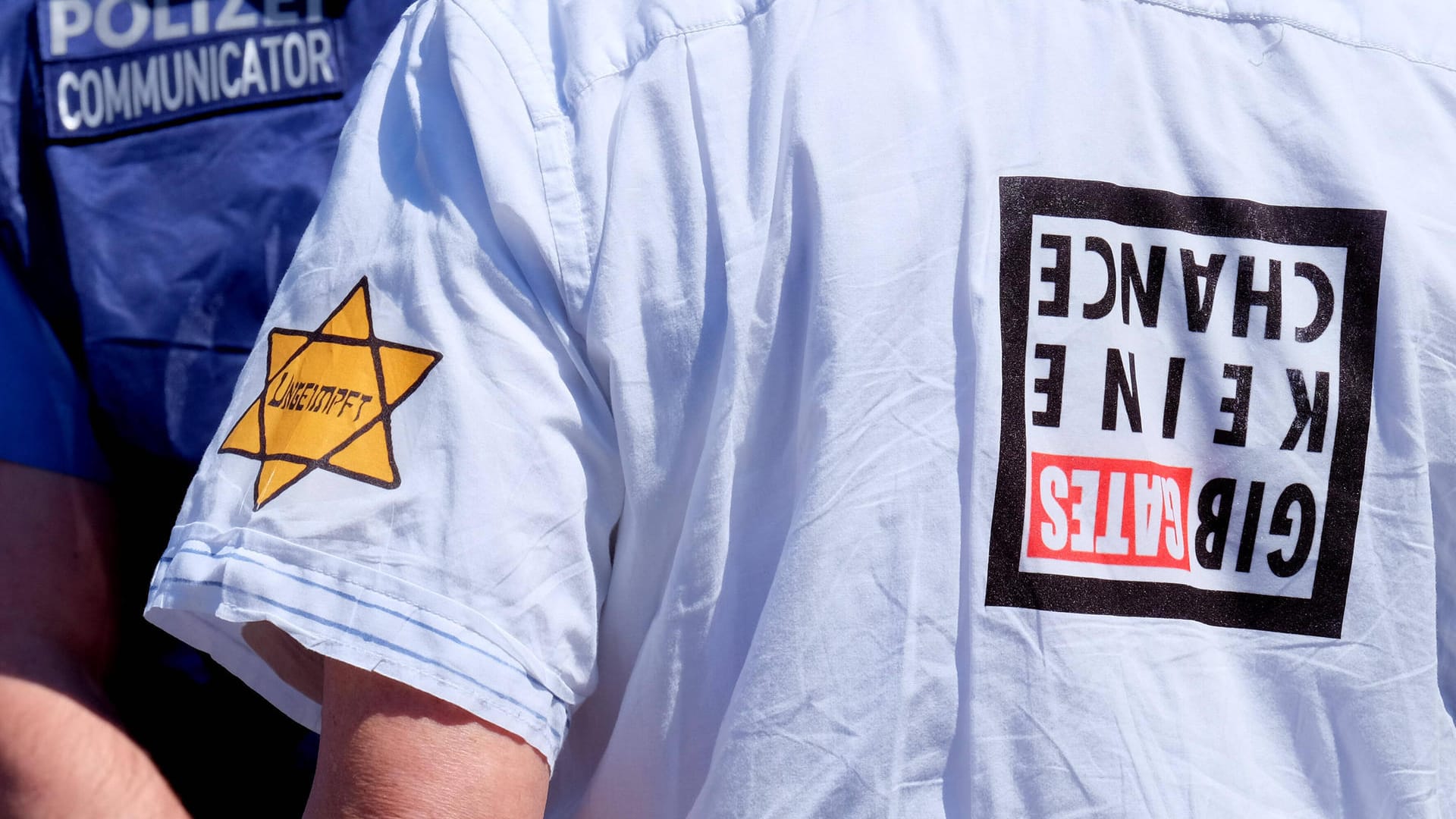 Ein Demonstrant trägt einen gelben Stern, auf dem "Ungeimpft" steht (Symbolbild): Viele Antisemitistische Vorfälle sind bei Corona-Demos festgestellt worden. Ein Demonstrant trägt einen gelben Stern, auf dem "Ungeimpft" steht (Symbolbild): Viele Antisemitistische Vorfälle sind bei Corona-Demos festgestellt worden.