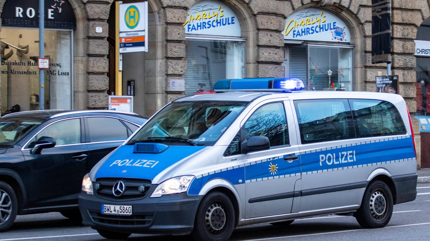 Ein Polizeifahrzeug fährt durch Stuttgart (Archiv): Eine Frau ist am Sonntag in Feuerbach von einem Hund in den Oberschenkel gebissen worden.
