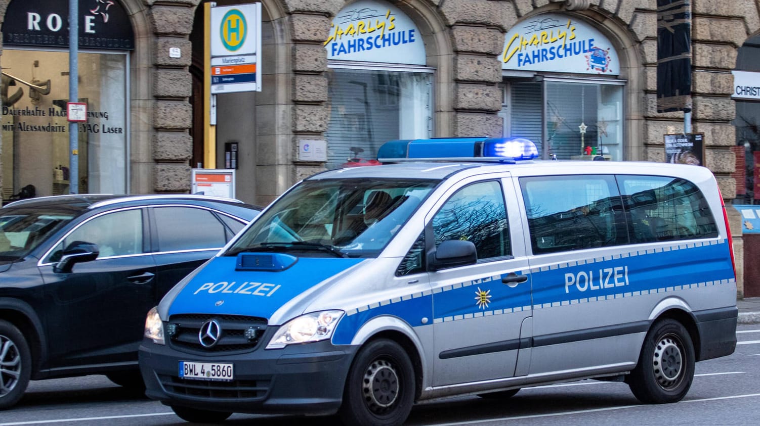 Ein Polizeifahrzeug fährt durch Stuttgart (Archiv): Eine Frau ist am Sonntag in Feuerbach von einem Hund in den Oberschenkel gebissen worden. Ein Polizeifahrzeug fährt durch Stuttgart (Archiv): Eine Frau ist am Sonntag in Feuerbach von einem Hund in den Oberschenkel gebissen worden.