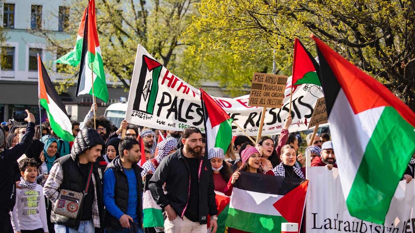 Teilnehmende einer pro-palästinensischen Demonstration in Berlin: Hier war es auch zu Angriffen auf Polizisten und Journalisten gekommen.