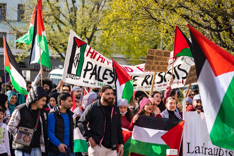Teilnehmende einer pro-palästinensischen Demonstration in Berlin: Hier war es auch zu Angriffen auf Polizisten und Journalisten gekommen.