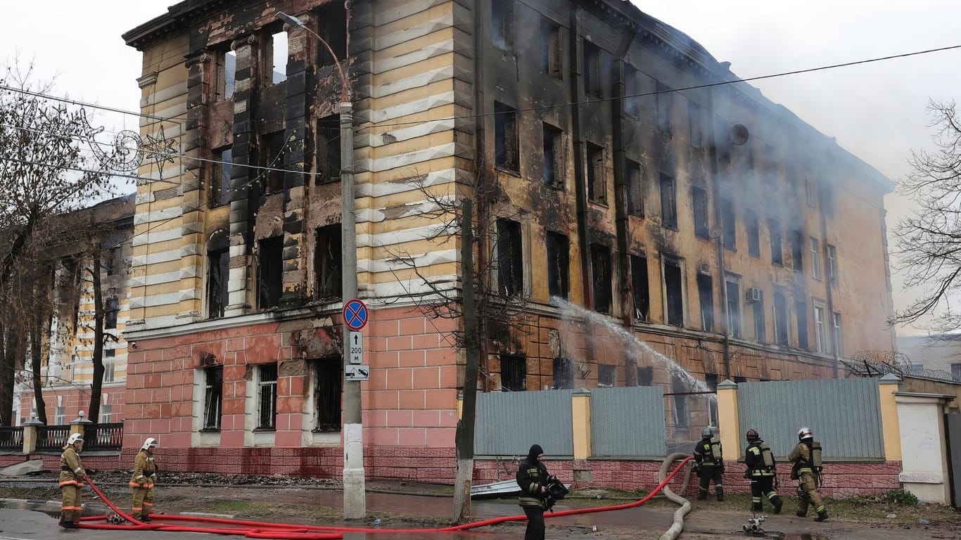 Feuerwehrleute versuchen am Donnerstag den Brand in der militärischen Forschungseinrichtung im russischen Twer zu löschen: Zuvor wurde hier auch an neuen Luftabwehrsystemen geforscht.
