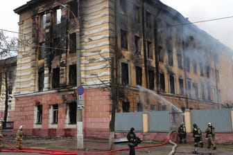 Feuerwehrleute versuchen am Donnerstag den Brand in der militärischen Forschungseinrichtung im russischen Twer zu löschen: Zuvor wurde hier auch an neuen Luftabwehrsystemen geforscht.