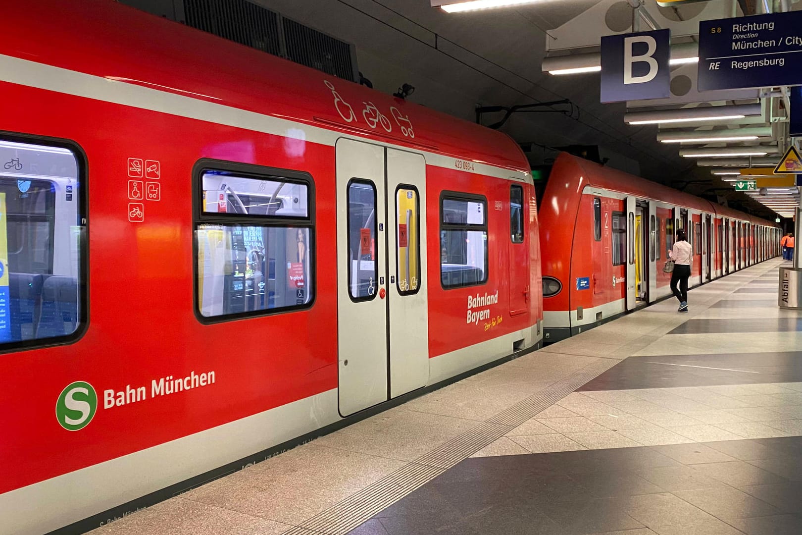 S-Bahn in München (Archivbild): Das Opfer erlitt eine Schädelfraktur mit inneren Schädelblutungen.