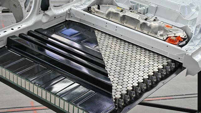 Ein Akku eines Teslas Model Y - Batterien für Elektroautos sollen künftig umweltverträglicher hergestellt werden.