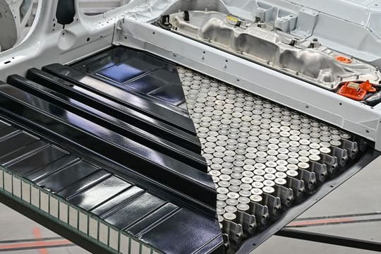 Ein Akku eines Teslas Model Y - Batterien für Elektroautos sollen künftig umweltverträglicher hergestellt werden.