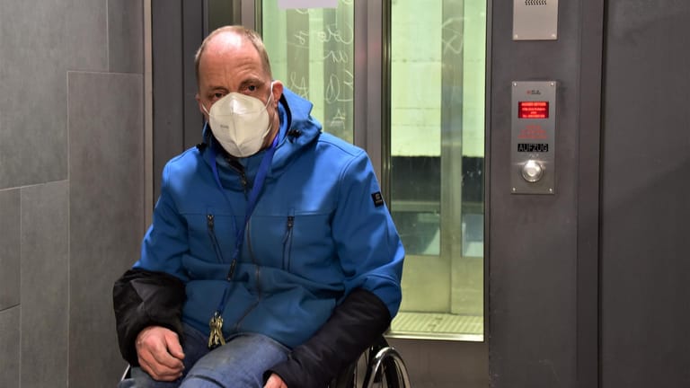 Nils Rahmlos vor einem defekten Aufzug am Berliner Tor: Trotz guter Routenplanung können dem Rollstuhlfahrer immer wieder solche Unwägbarkeiten in die Quere kommen.