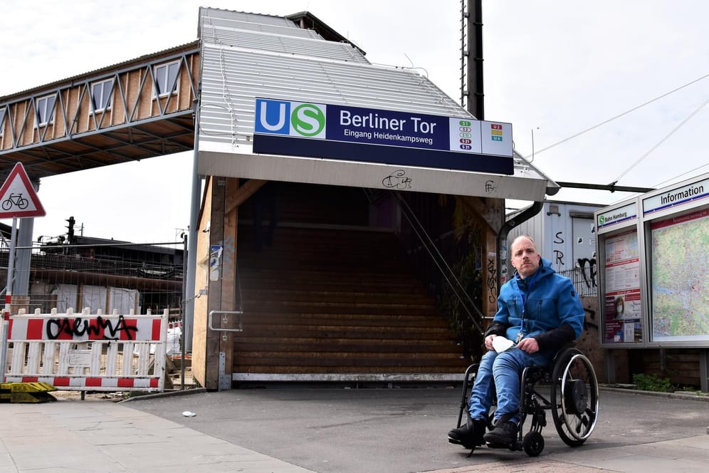 Nils Rahmlow sitzt in seinem Rollstuhl vor dem Zugang des S-Bahnhofes Berliner Tor: Weil Aufzüge fehlen, kann diese Station nicht nutzen.