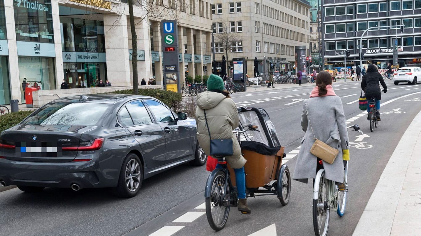 Verkehrsteilnehmende in Hamburg (Symbolbild): Mit einer Umfrage will die Stadt eventuelle Änderungen im Mobilitätsverhalten der Bürger erkennen.