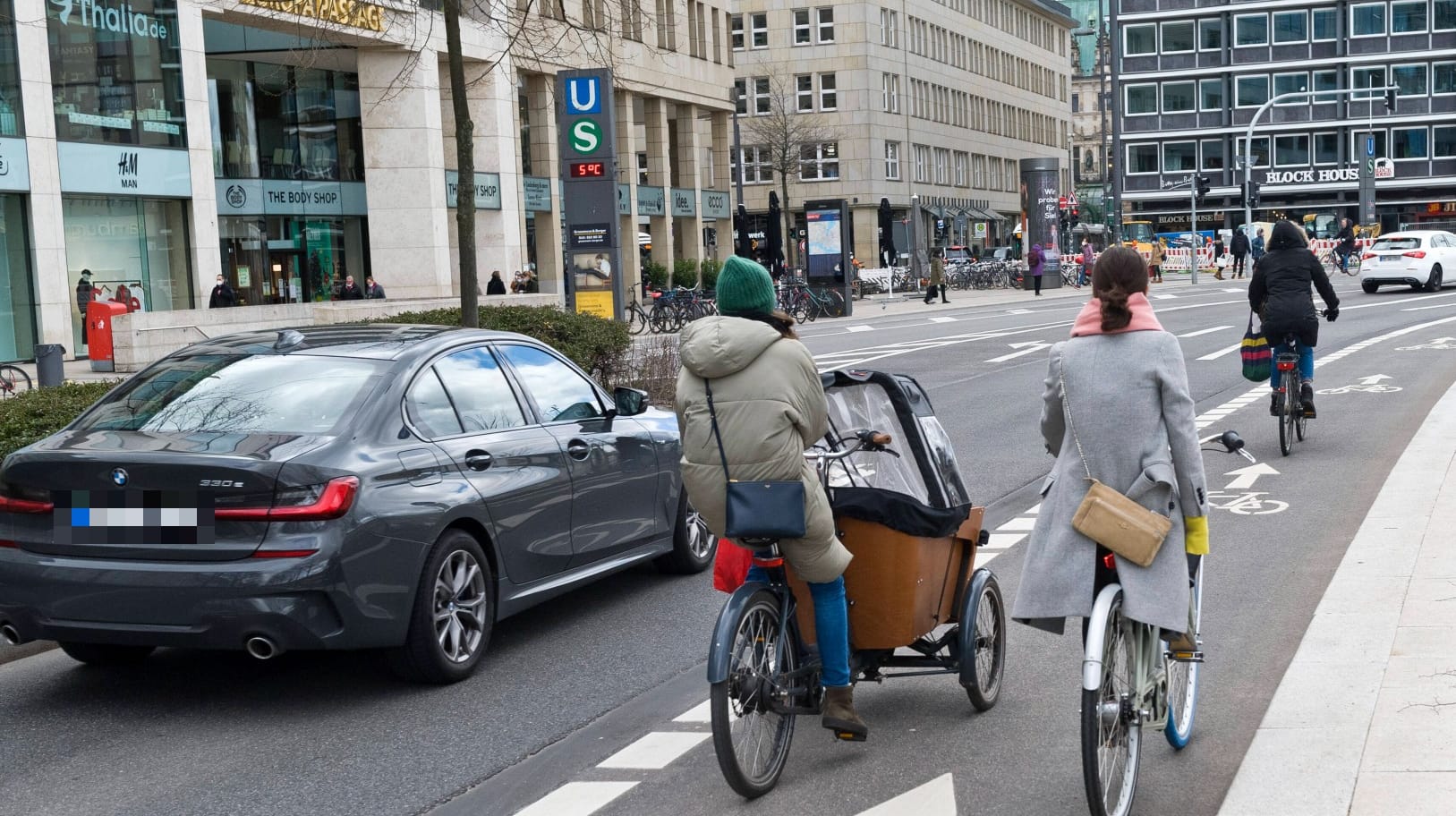 Verkehrsteilnehmende in Hamburg (Symbolbild): Mit einer Umfrage will die Stadt eventuelle Änderungen im Mobilitätsverhalten der Bürger erkennen. Verkehrsteilnehmende in Hamburg (Symbolbild): Mit einer Umfrage will die Stadt eventuelle Änderungen im Mobilitätsverhalten der Bürger erkennen.