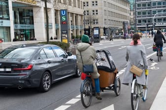 Verkehrsteilnehmende in Hamburg (Symbolbild): Mit einer Umfrage will die Stadt eventuelle Änderungen im Mobilitätsverhalten der Bürger erkennen.