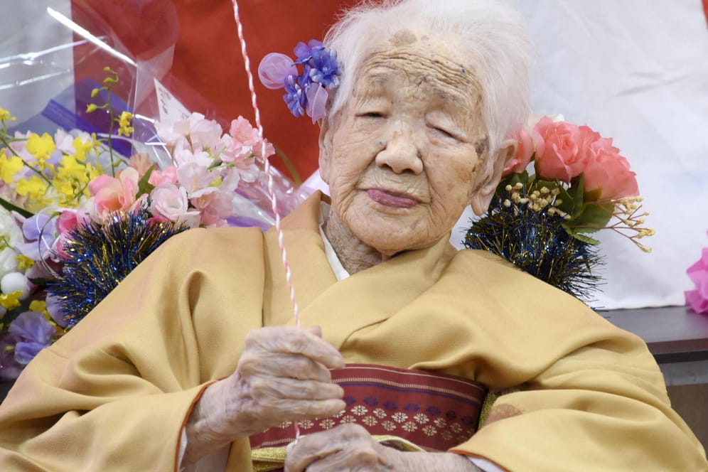 Kane Tanaka bei der Feier zu ihrem 117. Geburtstag (Archivfoto): Die Japanerin starb Mitte April, wie die Lokalregierung ihres Wohnorts nun bekannt gab.