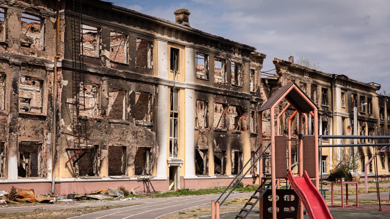 Zerstörte Schule in Charkiw: Jörg Baberowski befürchtet ein weiterhin brutales Vorrücken russischer Truppen im Osten der Ukraine.