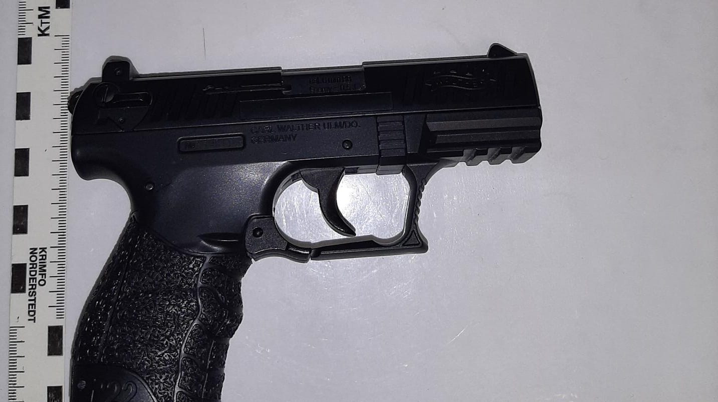 Von der Bundespolizei Leipzig sichergestellte Softairpistole ohne Kennzeichnung: Der Festgenommene hatte zudem mehrere verbotene Messer bei sich. Von der Bundespolizei Leipzig sichergestellte Softairpistole ohne Kennzeichnung: Der Festgenommene hatte zudem mehrere verbotene Messer bei sich.