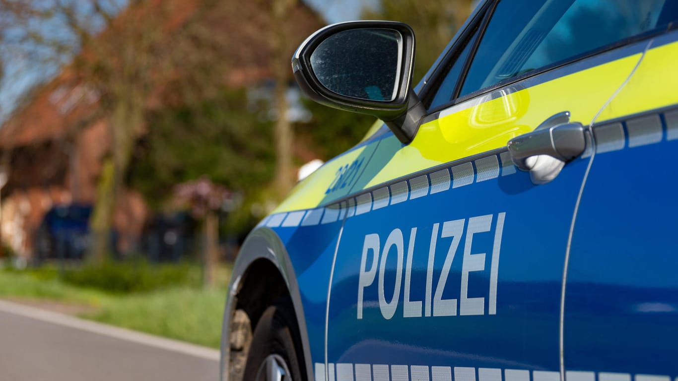 Ein Streifenwagen der Polizei im Einsatz (Symbolbild): Die Polizei hat den Drohanrufer in Nürnberg verhaftet.